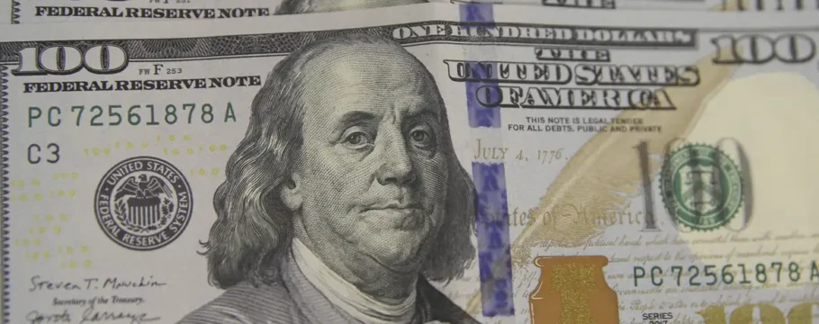 Dólar recua a R$ 5,49 após derrubada do aumento do IOF e recuo da inflação